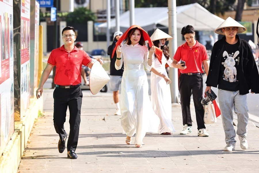 For many, taking photos is not only a way to keep memories but also a way to express patriotism and gratitude to the generations who came before. (Photos: VNA)