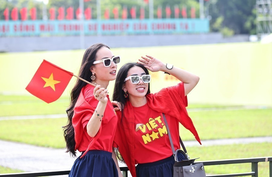 The red flag with a yellow star is an indispensable prop in these festive photographs. (Photos: VNA)