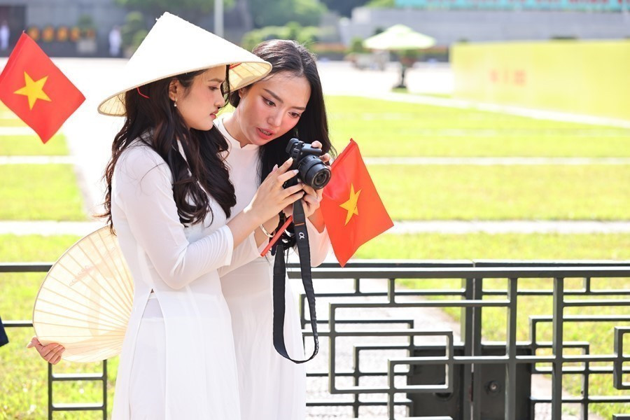The traditional ao dai remains a favourite among young people for preserving meaningful moments in the lead-up to the 80th anniversary of the August Revolution and National Day. (Photos: VNA)