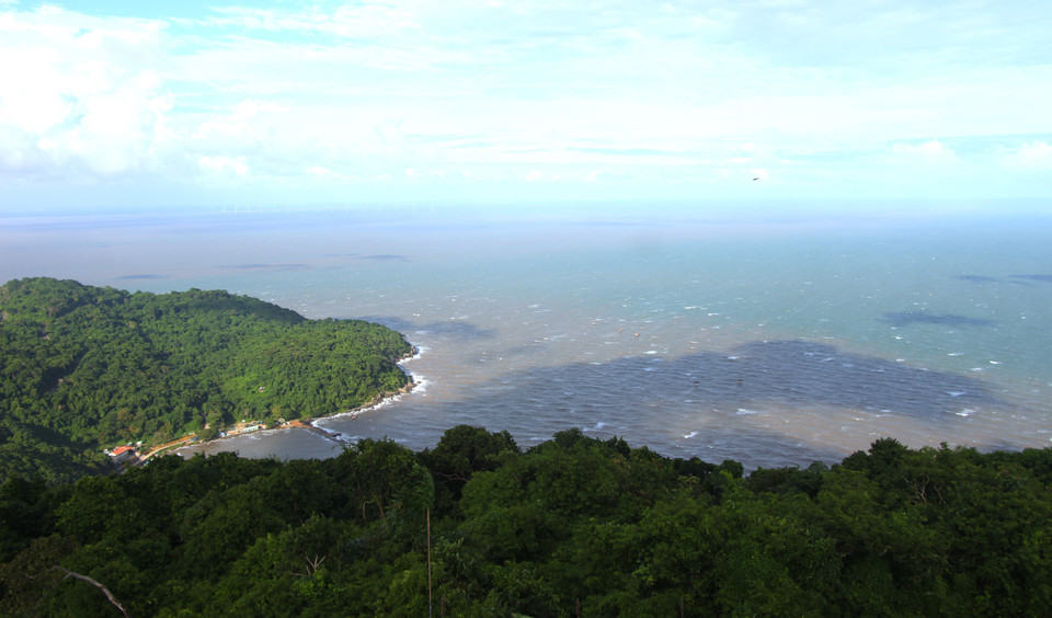The Hon Khoai island lies south-east of Ca Mau Cape, 12 nautical miles from the mainland, covering around 4 square km, with its highest point at 318 m. (Photo: VNA)