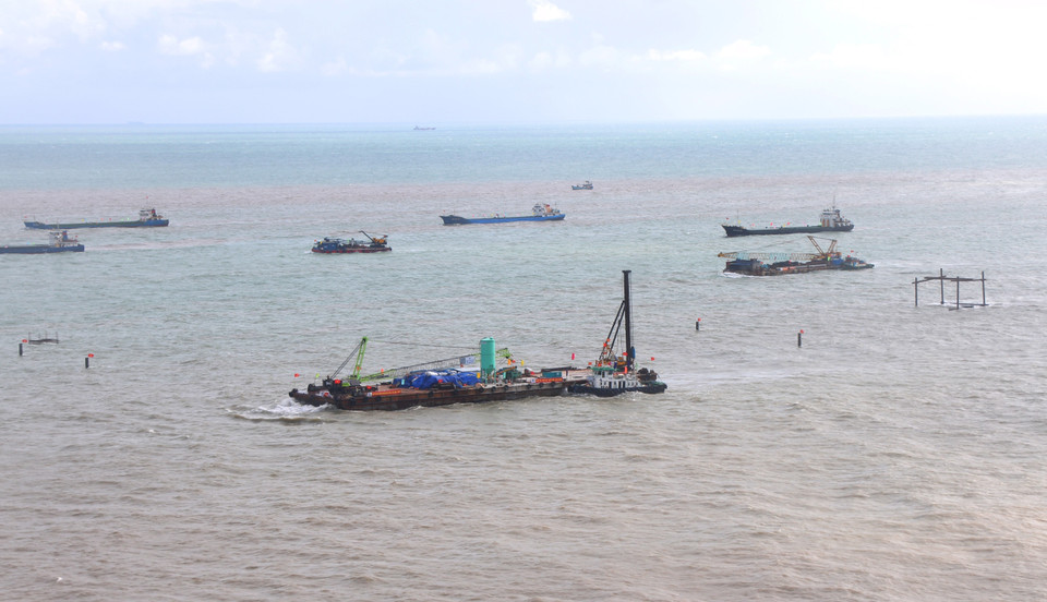 Construction units are accelerating work on the Hon Khoai dual-purpose general port project. (Photo: VNA)