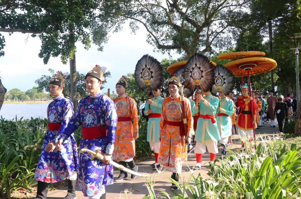 The parade promoting traditional attire is a highlight of the 2025 Hue Community Ao Dai Week. (Photo: VNA)