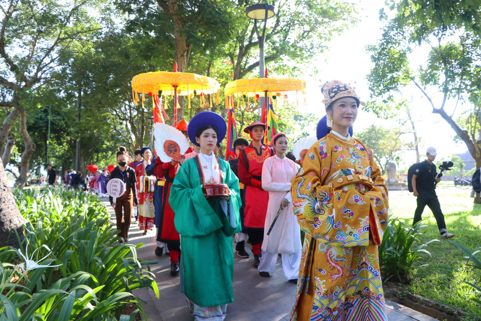 With over 1,000 participants, the parade travels through major streets in central Hue. (Photo: VNA)