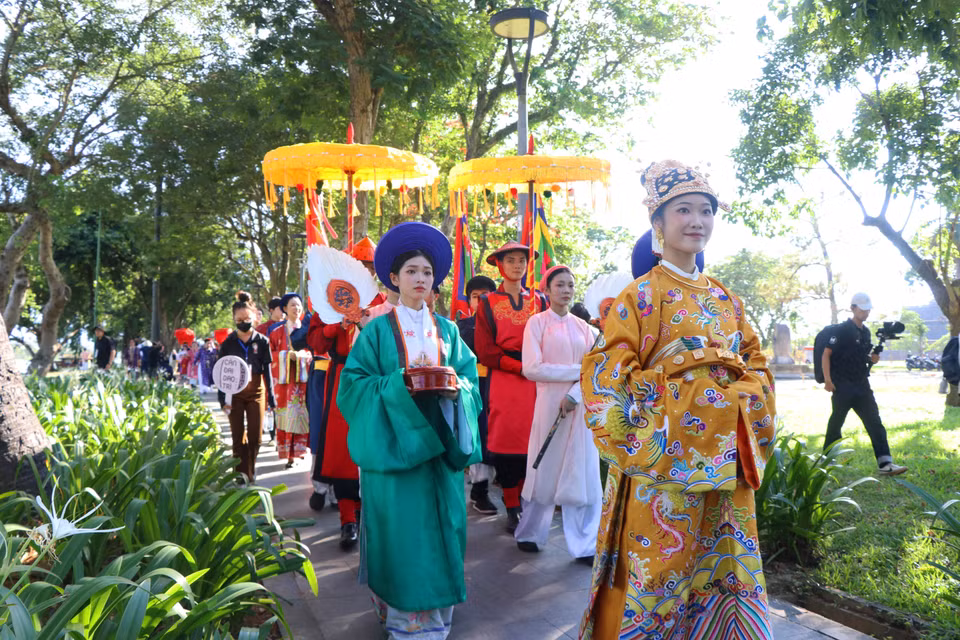 With over 1,000 participants, the parade travels through major streets in central Hue. (Photo: VNA)