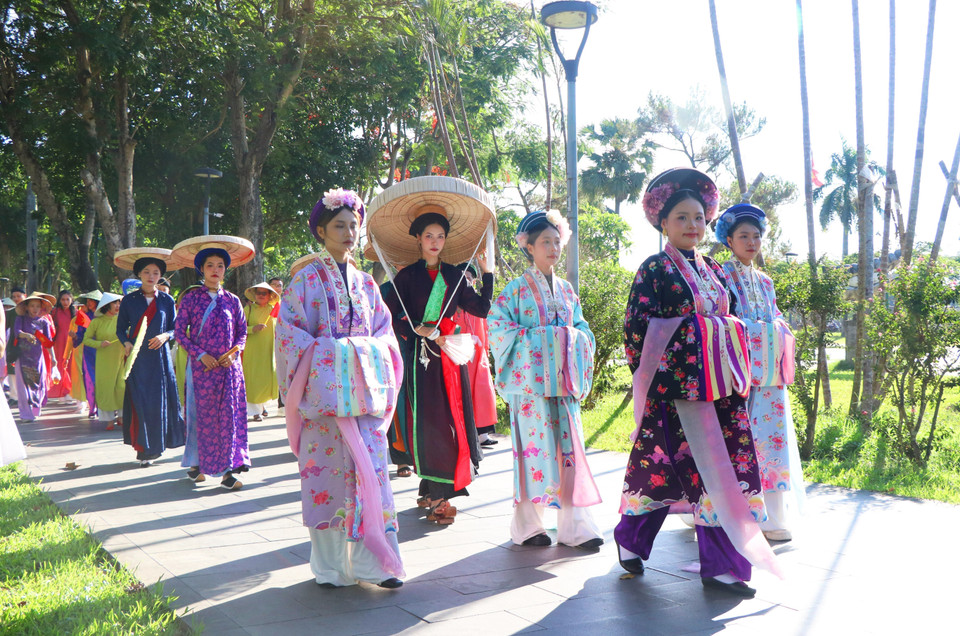 The procession showcases the grace and cultural richness of the Vietnamese ao dai. (Photo: VNA)