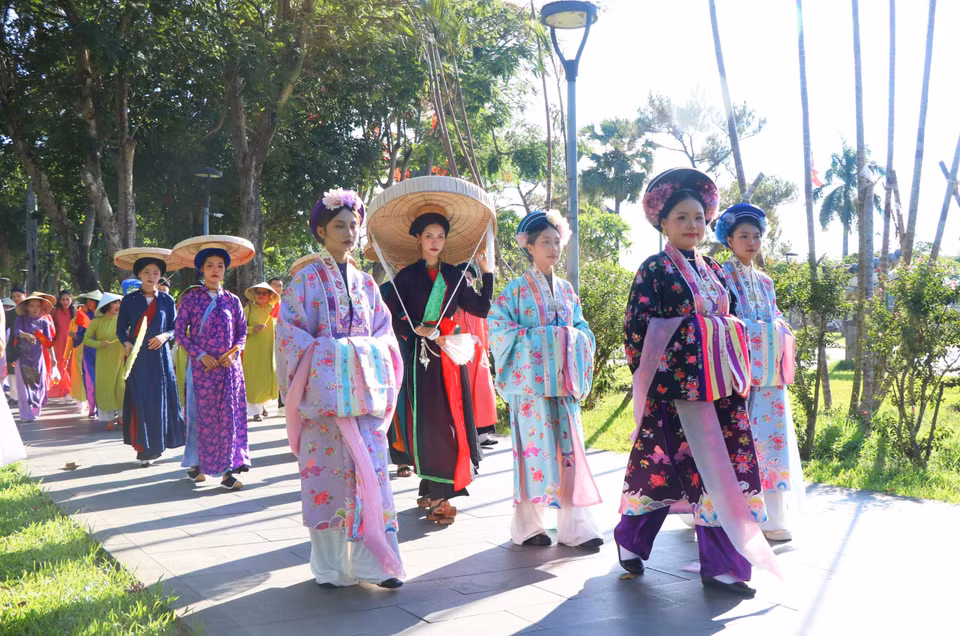 The procession showcases the grace and cultural richness of the Vietnamese ao dai. (Photo: VNA)