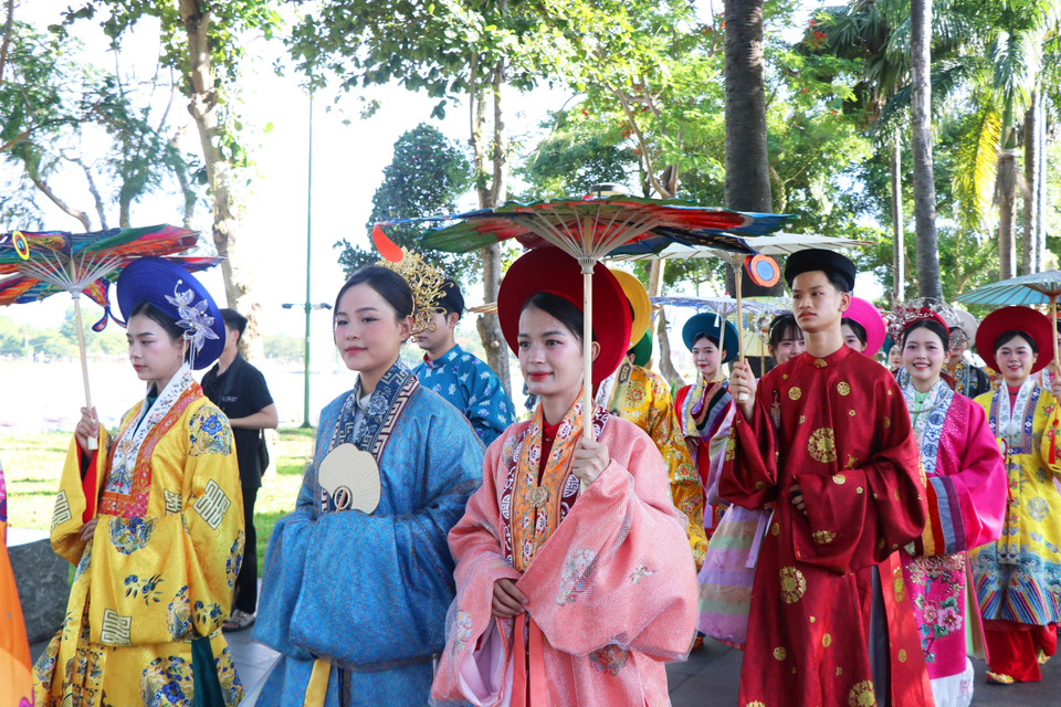 The procession showcases the grace and cultural richness of the Vietnamese ao dai. (Photo: VNA)