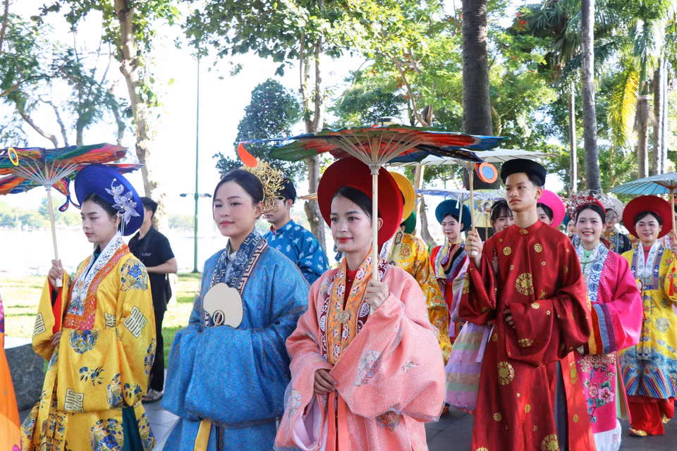 The procession showcases the grace and cultural richness of the Vietnamese ao dai. (Photo: VNA)