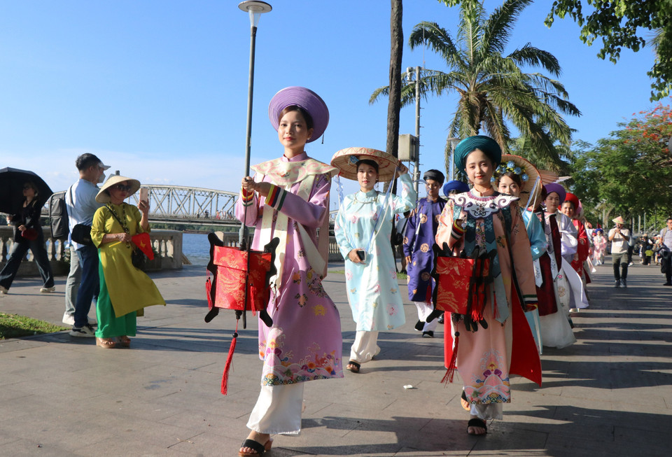 With over 1,000 participants, the parade travels through major streets in central Hue. (Photo: VNA)