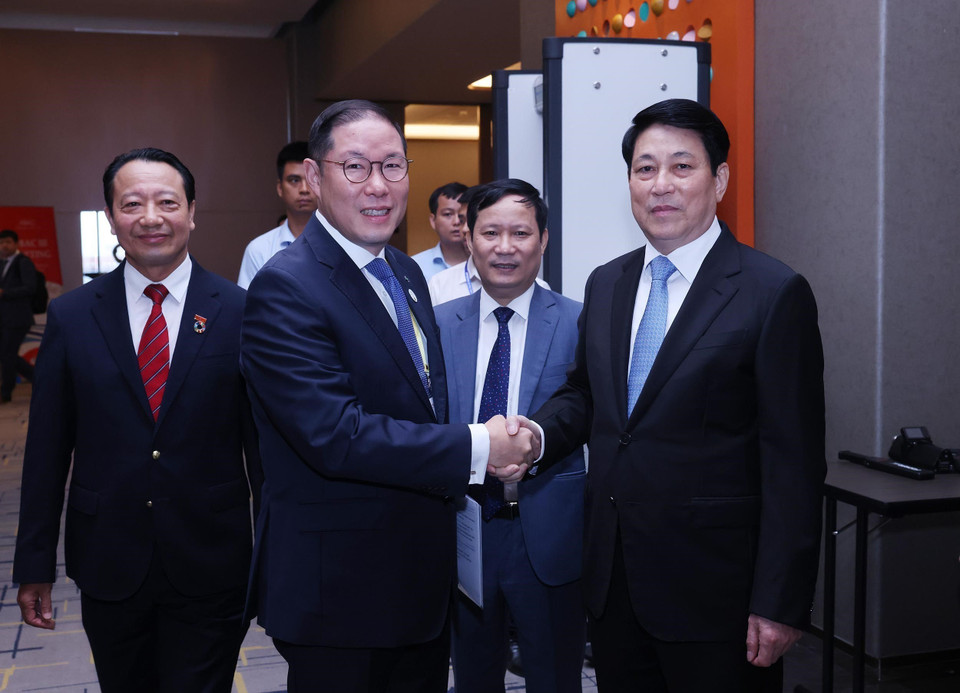 ABAC 2025 Chair Hyun Sang Cho welcomes State President Luong Cuong to the opening session of ABAC III. (Photo: VNA)