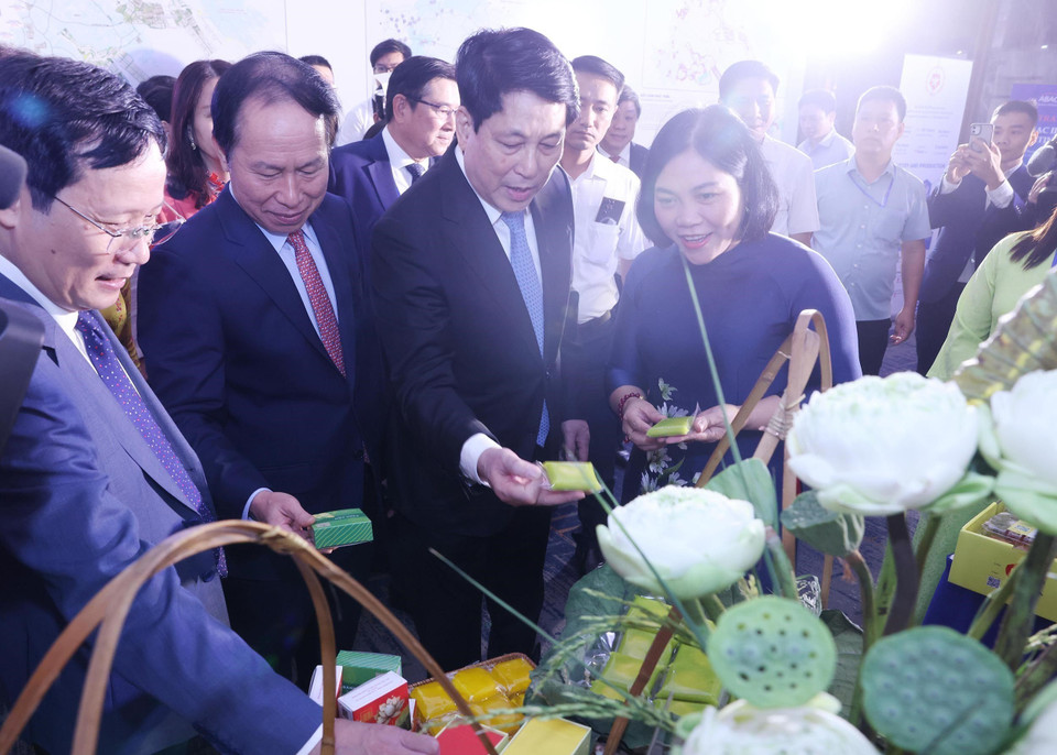 State President Luong Cuong and delegates visit local specialty booths on the sidelines of the meeting. (Photo: VNA)