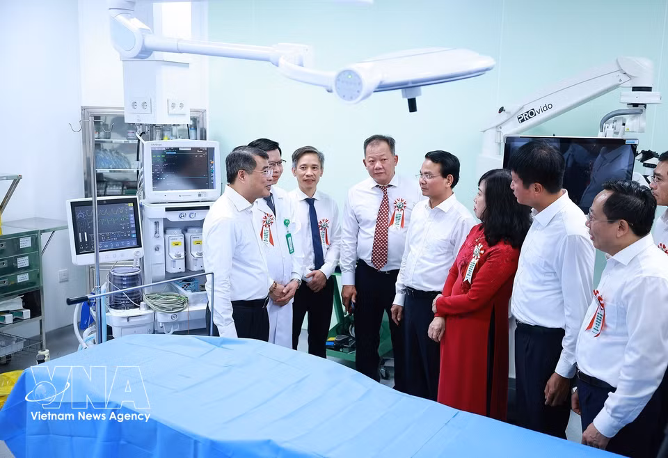 Prime Minister Le Minh Hung inspects medical examination and treatment services at the Ninh Binh branch of Viet Duc Friendship Hospital. (Photo: Duong Giang – VNA)