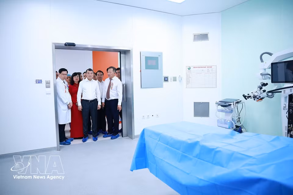 Prime Minister Le Minh Hung inspects medical examination and treatment services at the Ninh Binh branch of Viet Duc Friendship Hospital. (Photo: Duong Giang – VNA)