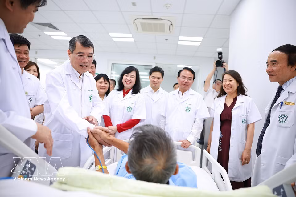 Prime Minister Le Minh Hung visits and encourages patients receiving treatment at the Ninh Binh branch of Bach Mai Hospital. (Photo: Duong Giang – VNA)