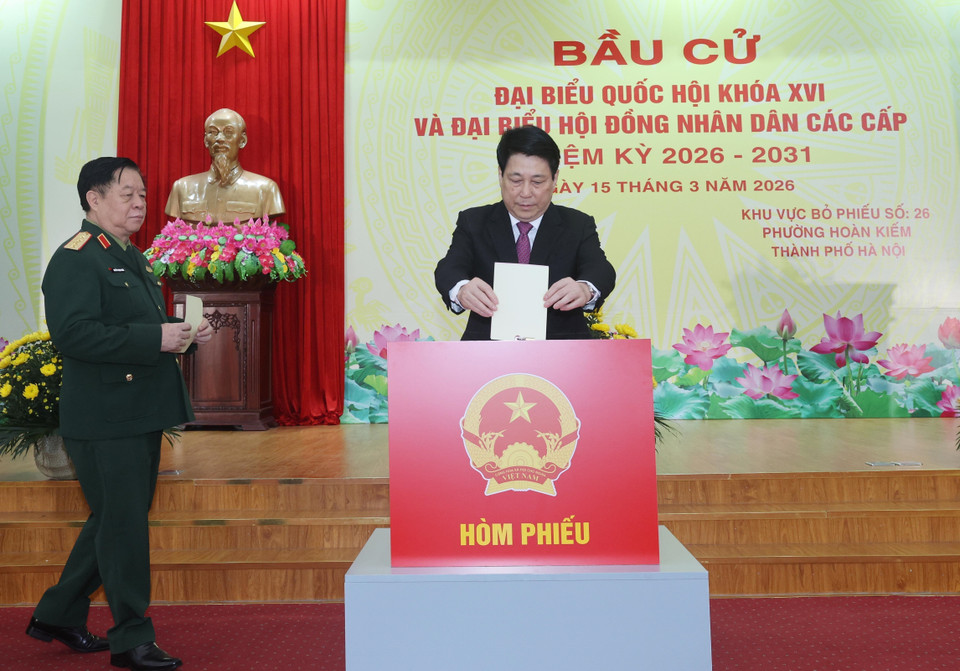 State President Luong Cuong casts his ballot at Polling Station No. 26 in Hoan Kiem ward, Hanoi. (Photo: VNA)