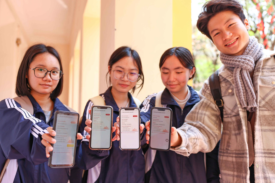Student voters at Hanoi University of Science and Technology use the National Assembly election feature on VNeID to track or change their polling station and view the list of candidates. (Photo: VNA)