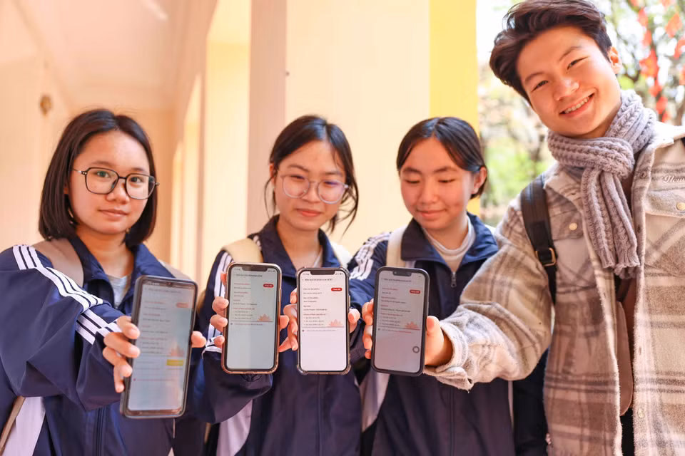 Student voters at Hanoi University of Science and Technology use the National Assembly election feature on VNeID to track or change their polling station and view the list of candidates. (Photo: VNA)