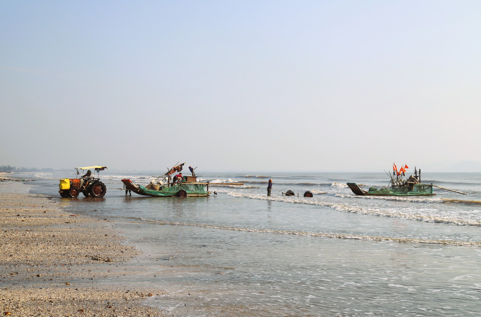 At dawn each day, the beach in Hai Chau commune, Nghe An province becomes busy as crab-fishing rafts return to shore. (Photo: VNA)