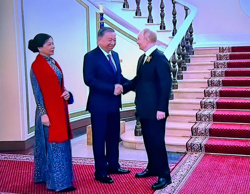 President Vladimir Putin welcomes General Secretary To Lam and his spouse to the ceremony. (Photo: Screenshot)