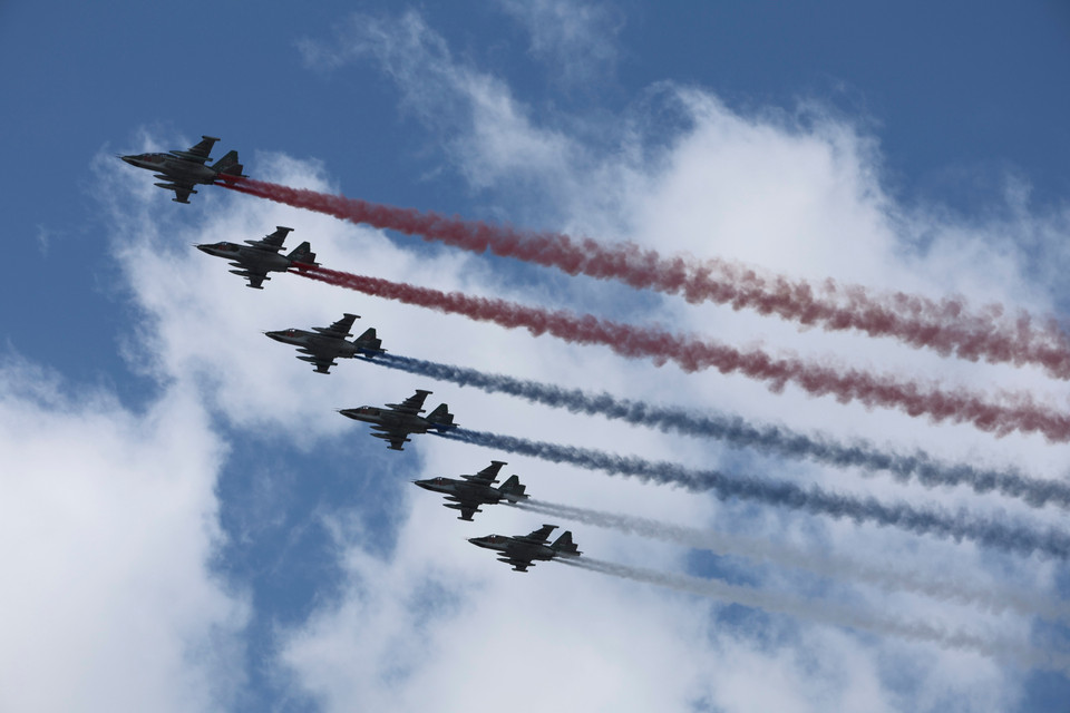 Russian fighter jets release smoke in the colours of the national flag during the parade. (Photo: Xinhua/VNA)