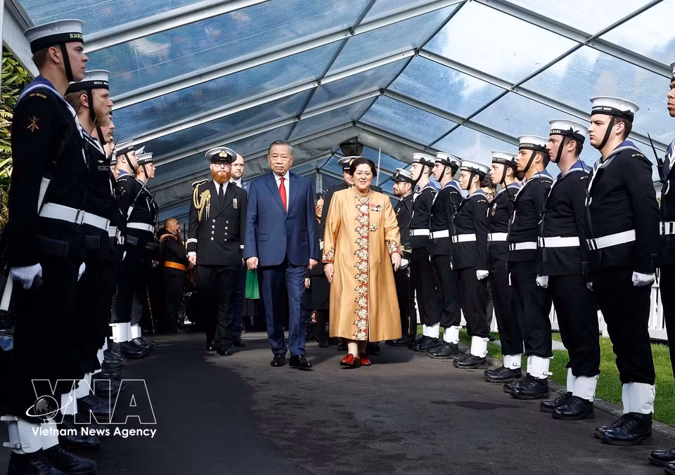 General Secretary and President To Lam and Governor-General Cindy Kiro review the Guard of Honour. (Photo: Thong Nhat/VNA)