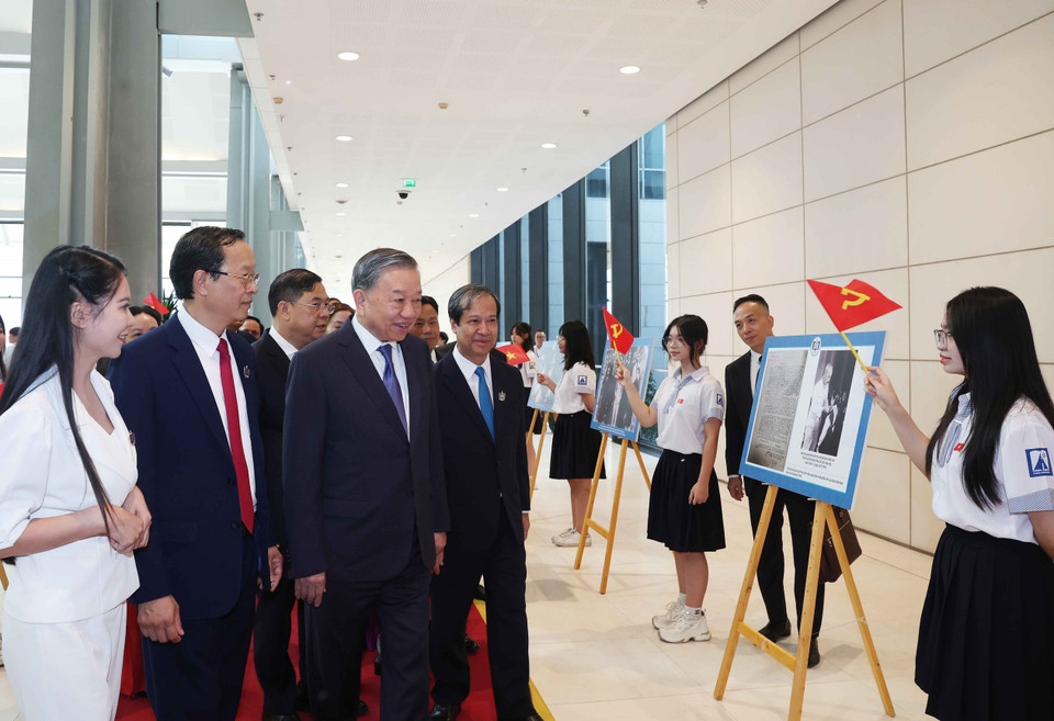 Party General Secretary To Lam visits photo exhibition of the education sector. (Photo: VNA)