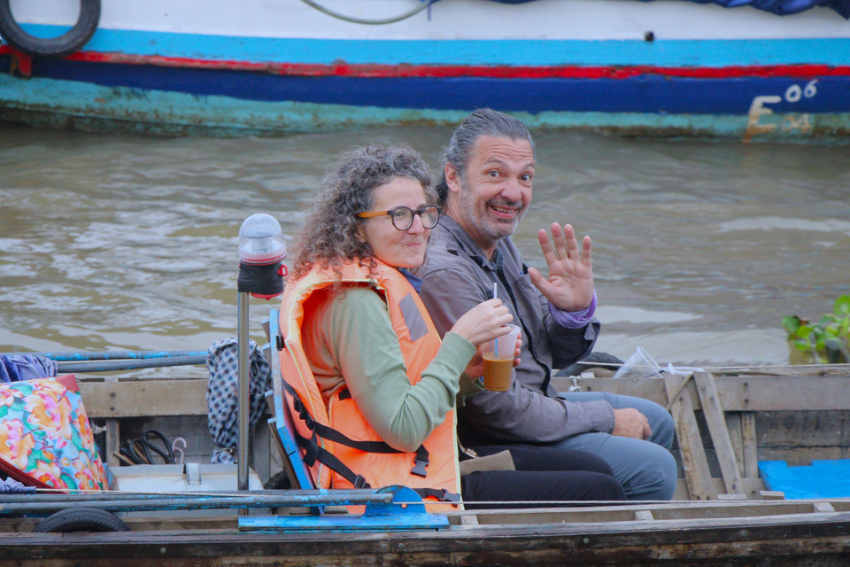 Foreign visitors tour Cai Rang floating market. (Photo: VNA)