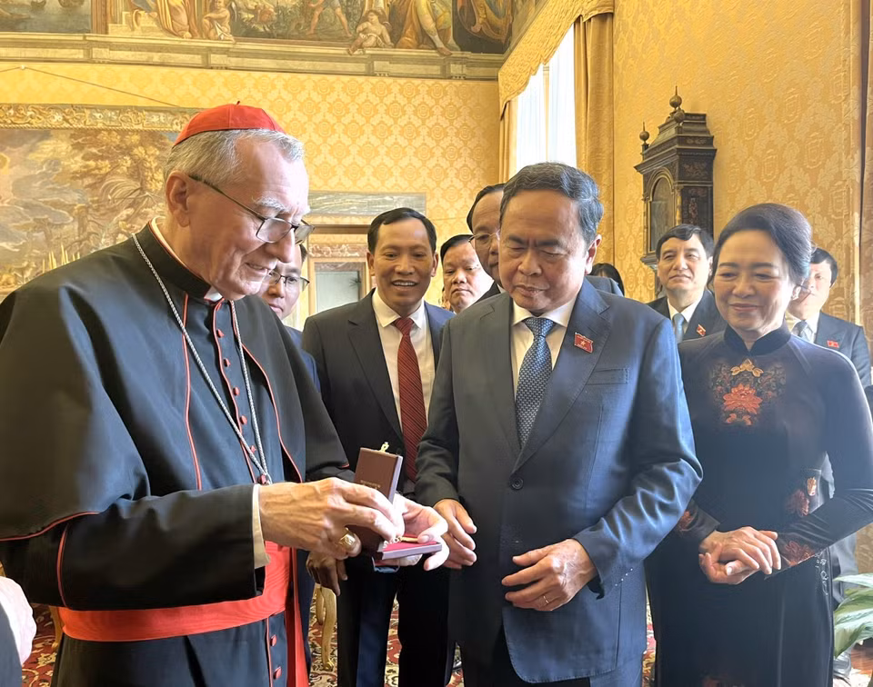 National Assembly Chairman Tran Thanh Man and his spouse exchange gifts with Vatican Secretary of State Cardinal Pietro Parolin. (Photo: VNA)