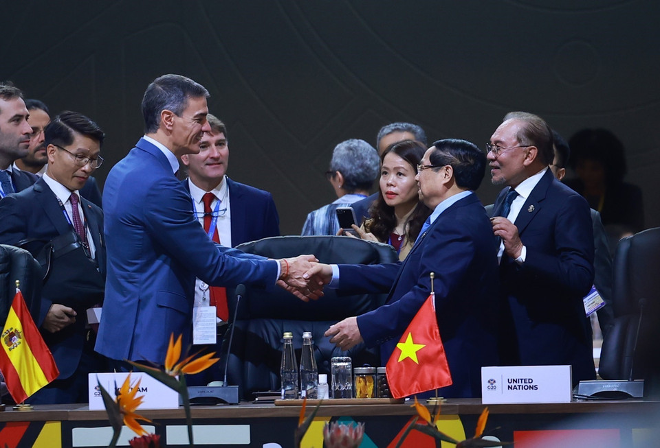 Prime Minister Pham Minh Chinh meets Spanish Prime Minister Pedro Sánchez at the G20 Summit’s plenary session. (Photo: VNA)