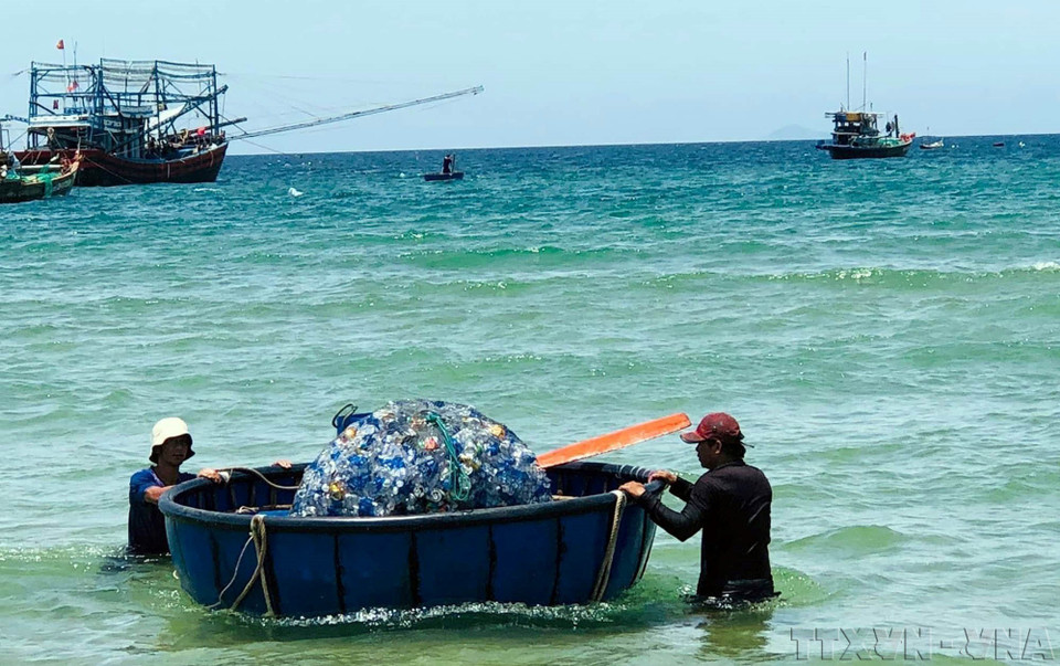 Fishermen in Binh Minh commune, Thang Binh district, Quang Nam province bring marine waste ashore. (Photo: VNA)