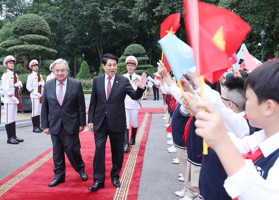 State President Luong Cuong welcomes UN Secretary-General António Guterres at the Presidential Palace in Hanoi. (Photo: VNA)