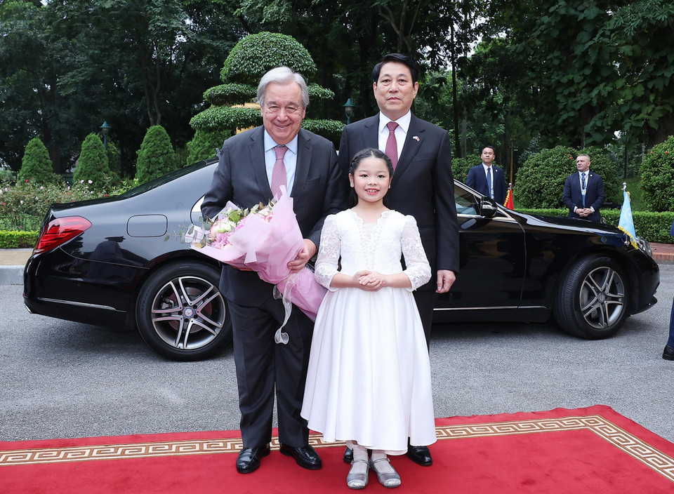 State President Luong Cuong welcomes UN Secretary-General António Guterres at the Presidential Palace in Hanoi. (Photo: VNA)