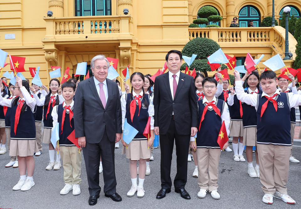 State President Luong Cuong welcomes UN Secretary-General António Guterres at the Presidential Palace in Hanoi. (Photo: VNA)