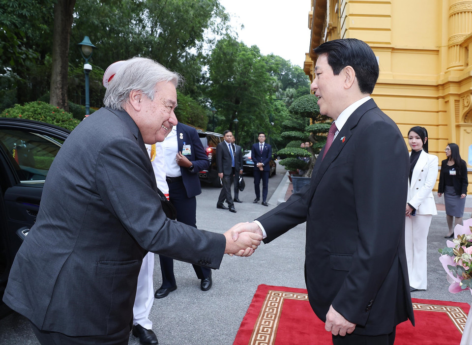 State President Luong Cuong welcomes UN Secretary-General António Guterres at the Presidential Palace in Hanoi. (Photo: VNA)