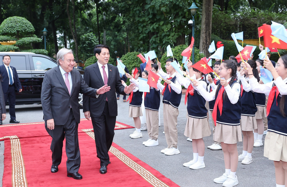 State President Luong Cuong welcomes UN Secretary-General António Guterres at the Presidential Palace in Hanoi. (Photo: VNA)