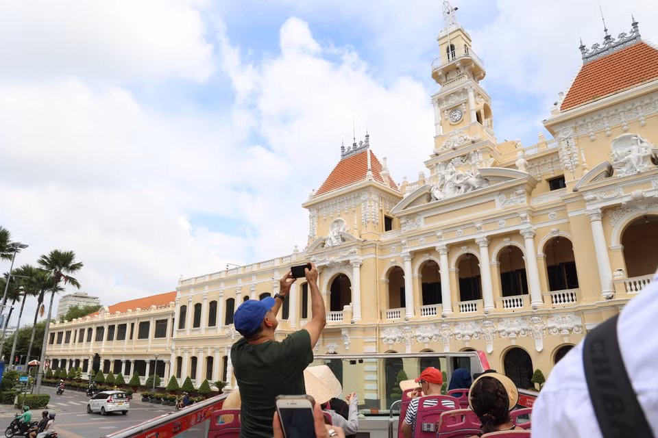 International visitors explore downtown Ho Chi Minh City on a double-decker bus. (Photo: VNA)
