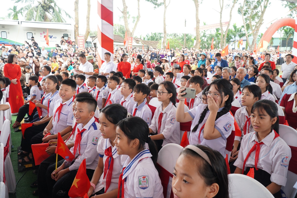 Primary students of Hanh Lam commune at the groundbreaking ceremony. (Photo: VNA)