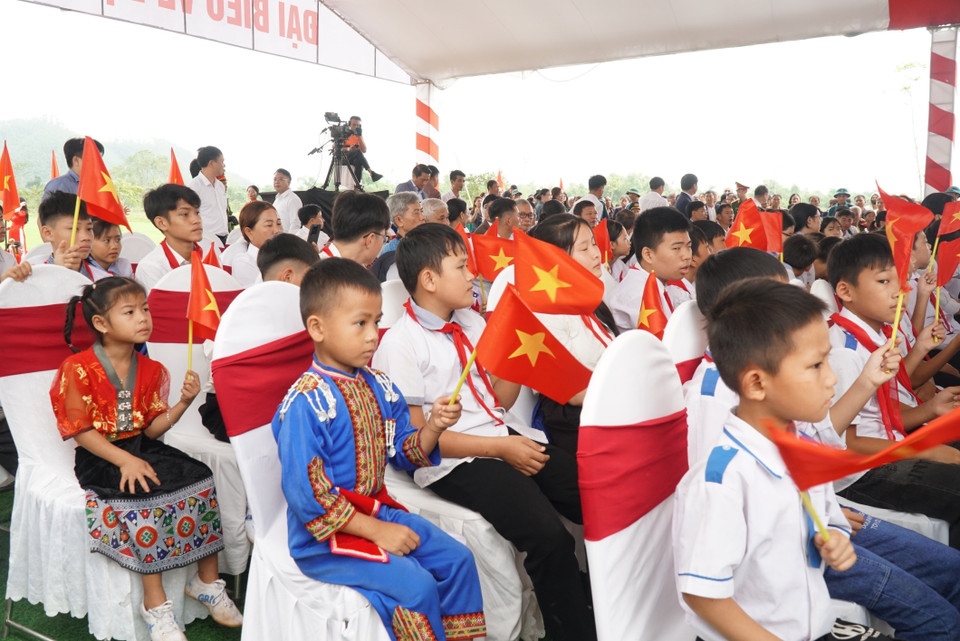Primary students of Hanh Lam commune at the groundbreaking ceremony. (Photo: VNA)