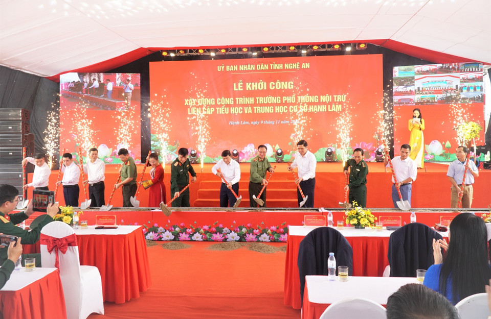 Delegates take part in the groundbreaking ceremony for nine inter-level primary and junior secondary boarding schools in the border communes of Nghe An province. (Photo: VNA)