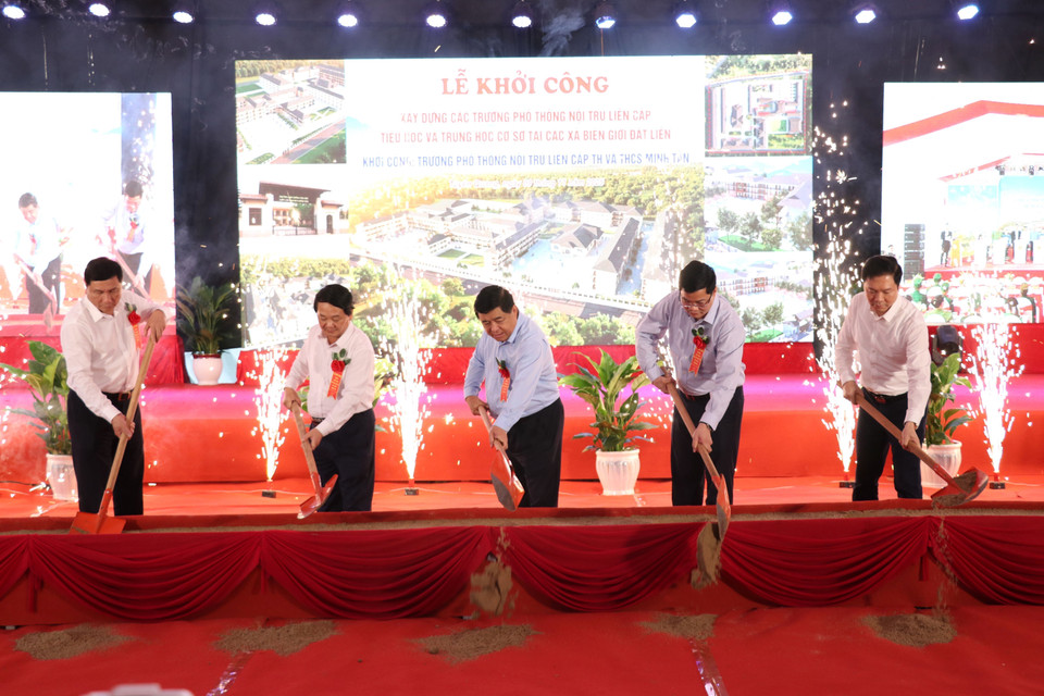 Deputy Prime Minister Nguyen Chi Dung and delegates take part in the groundbreaking ceremony for an inter-level boarding school in the border commune of Minh Tan, Tuyen Quang province. (Photo: VNA)