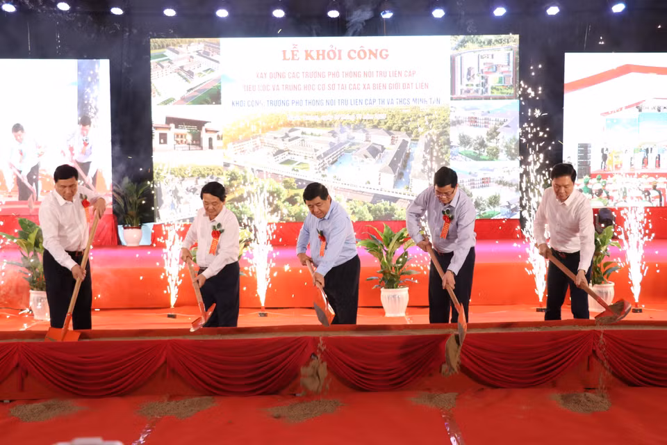 Deputy Prime Minister Nguyen Chi Dung and delegates take part in the groundbreaking ceremony for an inter-level boarding school in the border commune of Minh Tan, Tuyen Quang province. (Photo: VNA)