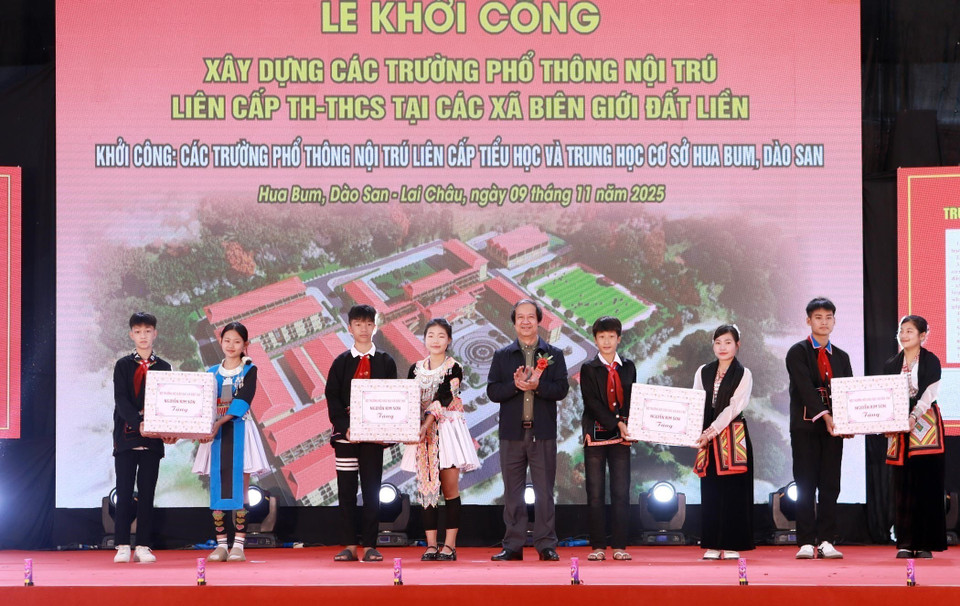 Minister of Education and Training Nguyen Kim Son presents gifts to students of Hua Bum during the groundbreaking ceremonies for inter-level primary and junior secondary boarding schools in the border communes of Hua Bum and Dao San, Lai Chau province. (Photo: VNA)