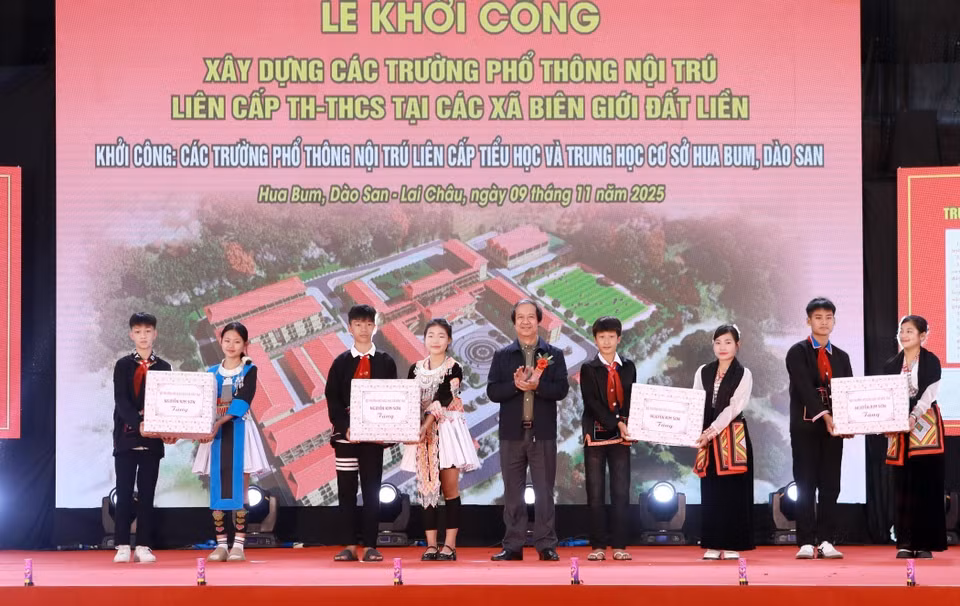 Minister of Education and Training Nguyen Kim Son presents gifts to students of Hua Bum during the groundbreaking ceremonies for inter-level primary and junior secondary boarding schools in the border communes of Hua Bum and Dao San, Lai Chau province. (Photo: VNA)