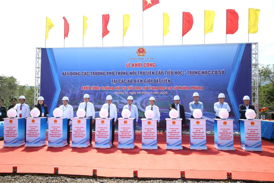 Groundbreaking ceremony for the Huong Phung Inter-level Primary and Junior Secondary Boarding School in Quang Tri province (Photo: VNA)