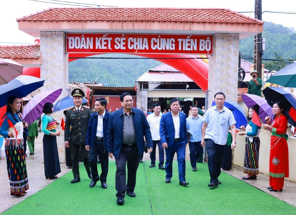 Prime Minister Pham Minh Chinh attends the groundbreaking ceremony at the site of the Yen Khuong Primary and Secondary Boarding School in Thanh Hoa province. (Photo: VNA)