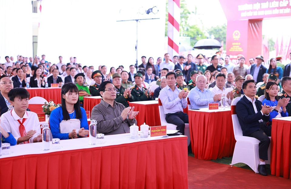 Prime Minister Pham Minh Chinh attends the groundbreaking ceremony at the site of the Yen Khuong Primary and Secondary Boarding School in Thanh Hoa province. (Photo: VNA)