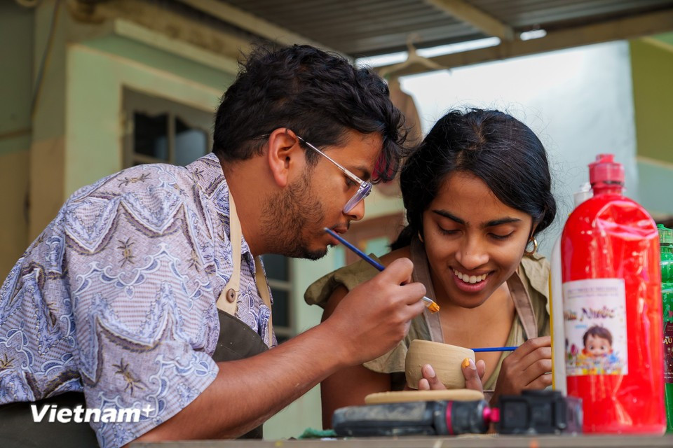 International tourists are eager to try their hand at decorating raw pottery. Photo: Vietnam+)