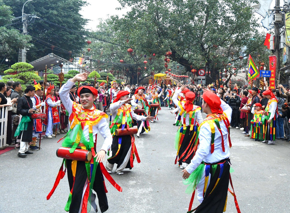 Held annually from the 9th to the 12th day of the first lunar month, the festival honours Bo Cai Dai Vuong Phung Hung, a national hero who fought foreign invaders and defended the country. According to tradition, when Bo Cai Dai Vuong Phung Hung gathered insurgents in the village to fight the Tang army, he ordered soldiers to dress as women in colourful costumes, strap small drums to their chests and perform the dance to boost morale and create a joyful atmosphere. (Photo: VNA)
