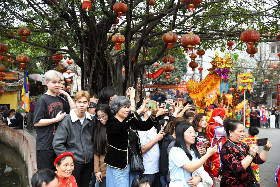 The “Con di danh bong” dance attracts large numbers of local residents and visitors. (Photo: VNA)
