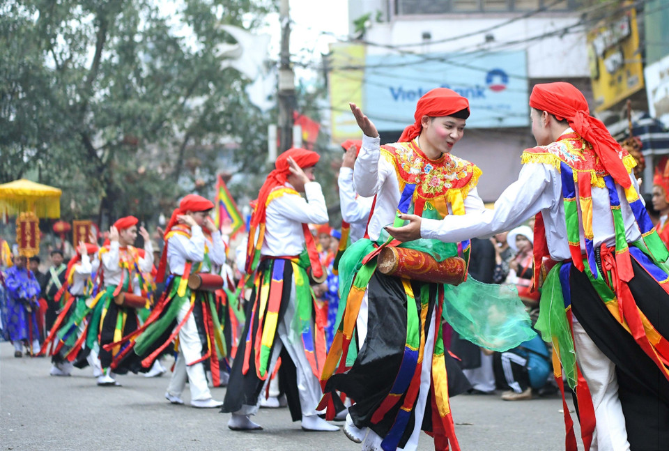 With their elegant appearance and soft, rhythmic movements, the young men dress as women create a distinctive charm, giving the dance both ritual significance and the lively spirit of folk culture. (Photo: VNA)